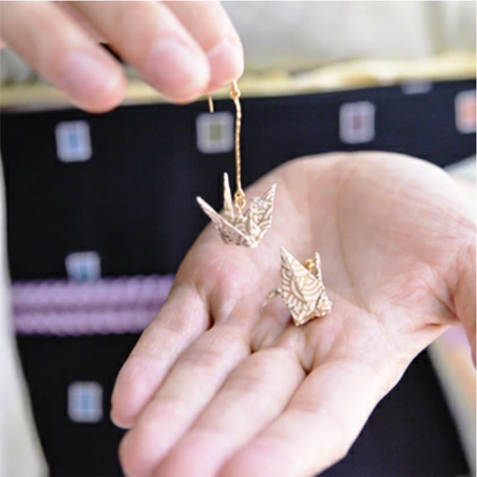 のレン 吉祥 折鶴ピアス ロングチェーン / 箱入り サージカルステンレス使用 フックピアス　